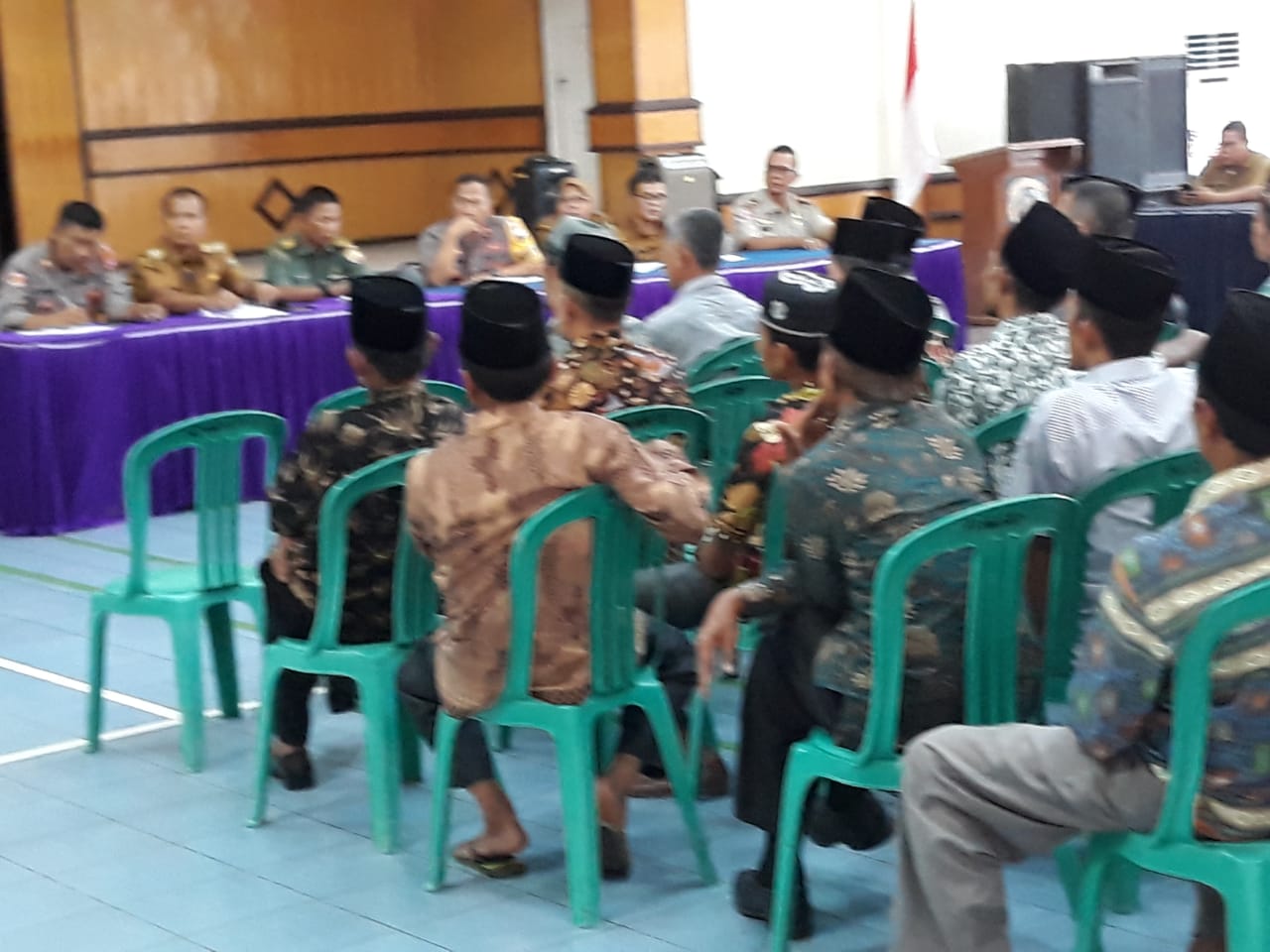 Wakapolres Sijunjung, Kompol Suyanto, SE.MM, memimpin mediasi penyelesaian cakak antar kampung di Tanjung Gadang